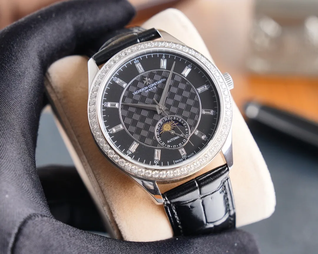 【Top Replica】💰4900! The new Vacheron Constantin 👫upgraded version of the true moon phase function watch series welcomes new members. The word is fashionable and high-end, using the unique Swiss ETA2824-2 special movement (zero repair), vibration frequency: 28800 oscillations per hour power reserve, sapphire glass, size 40x10mm, with Patek Philippe original pin buckle and steel strap, with super waterproof function, perfect harmony and beauty, your first choice 💑! !